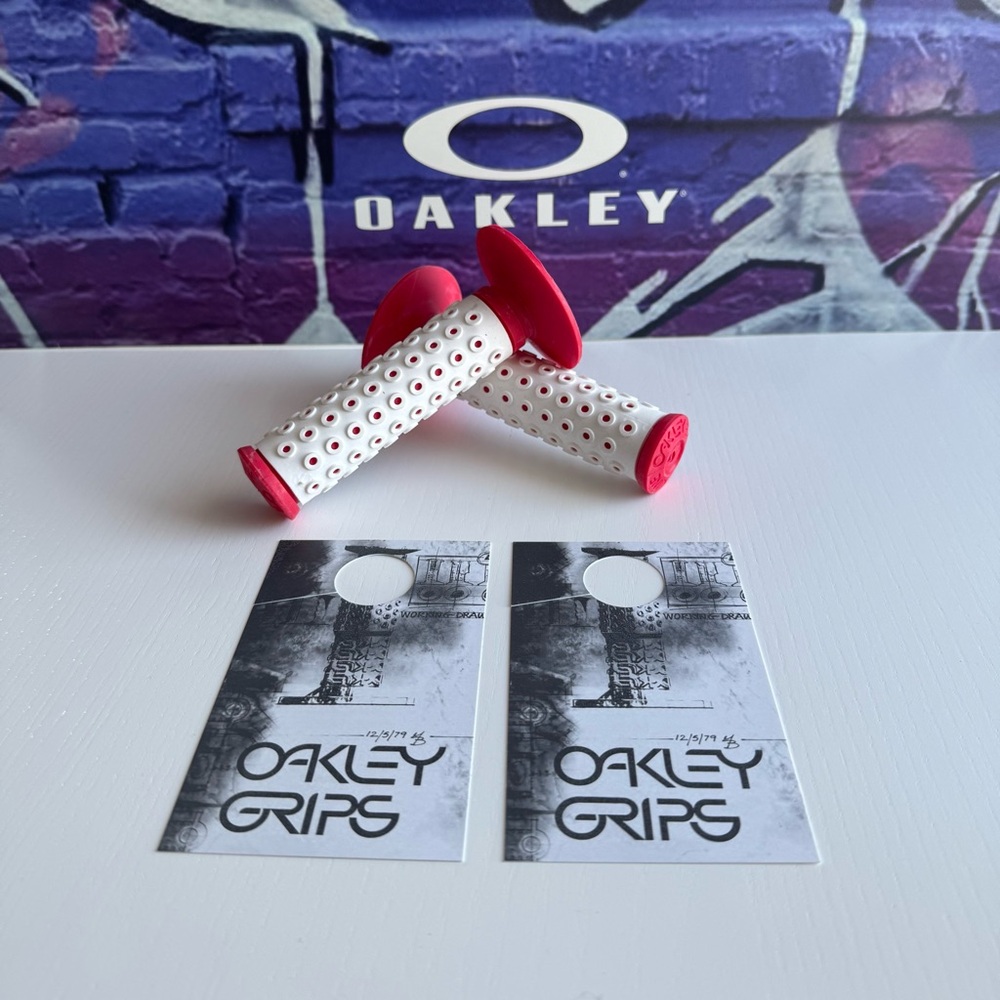 Oakley B1B Grips - Picture 2 of 2